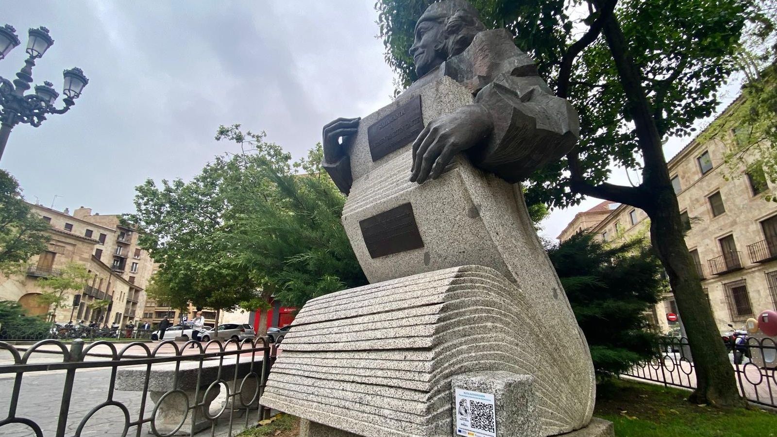 La estatua de Carmen Martín Gaite en la Plaza de los Bandos de Salamanca