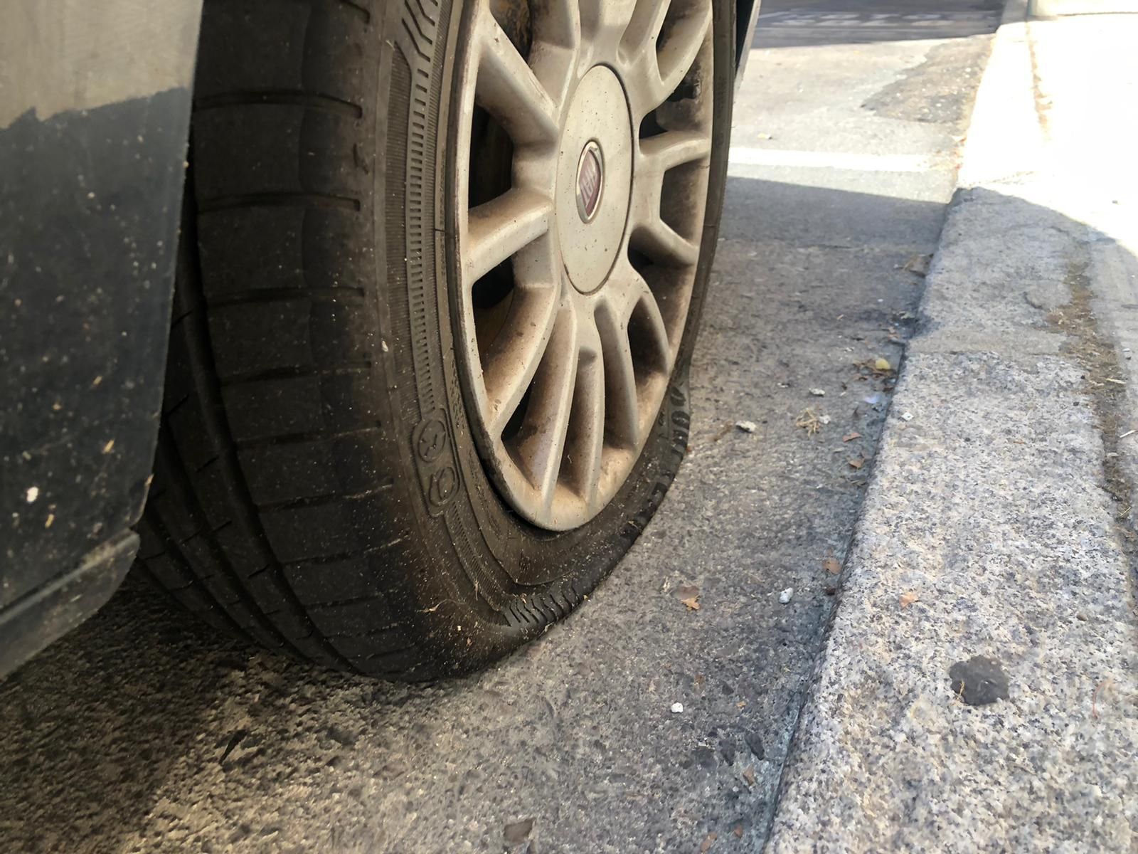 Ruedas pinchadas en el barrio Vidal