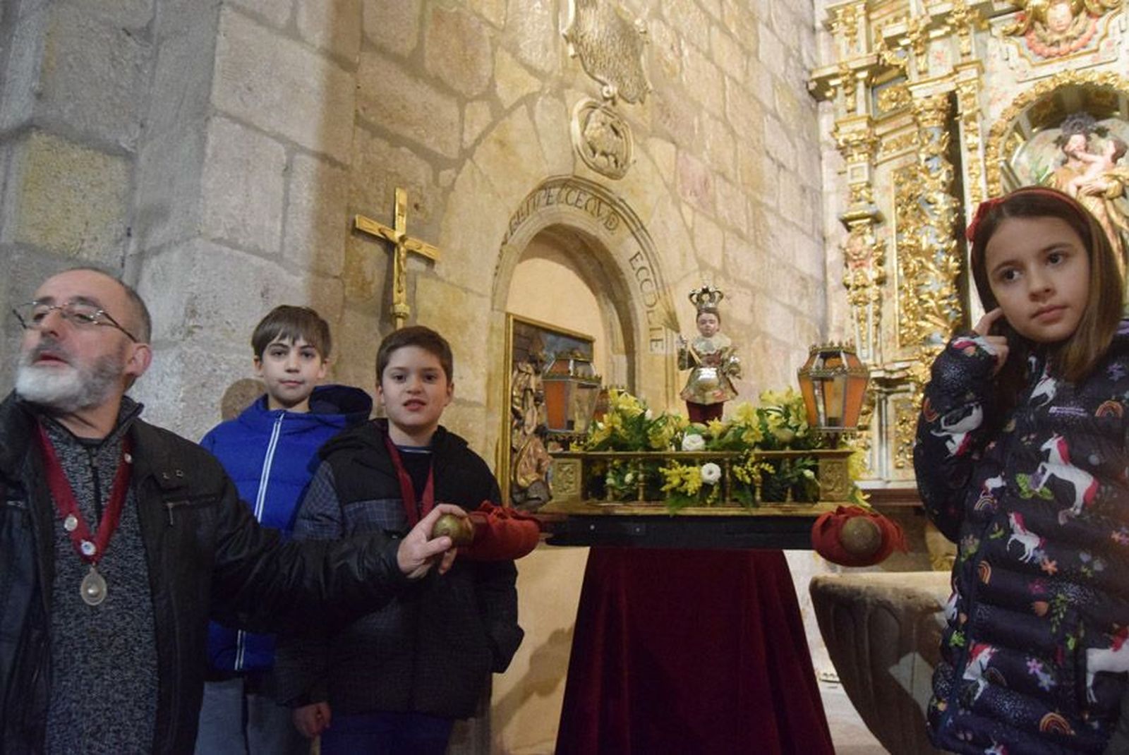 las-candelas-vuelven-a-unir-la-iglesia-de-san-juan-con-la-de-san-vicente-36