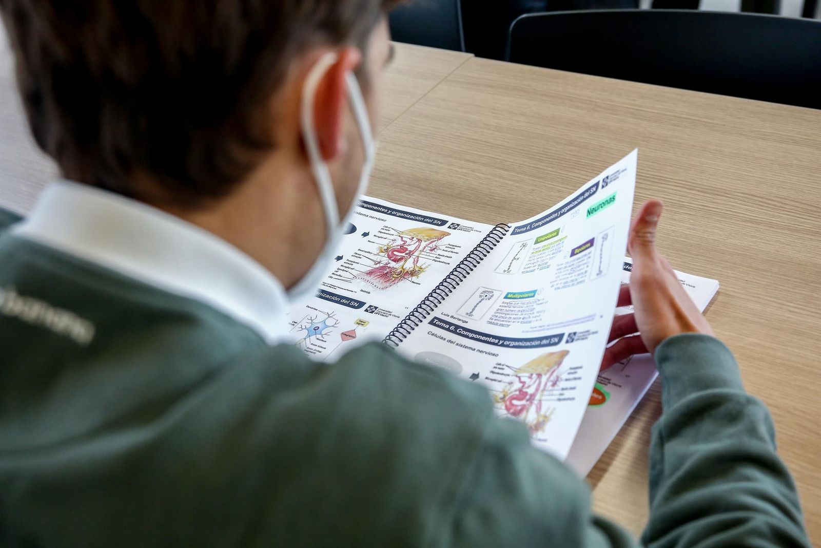 Un alumno en una sala de estudio. EP