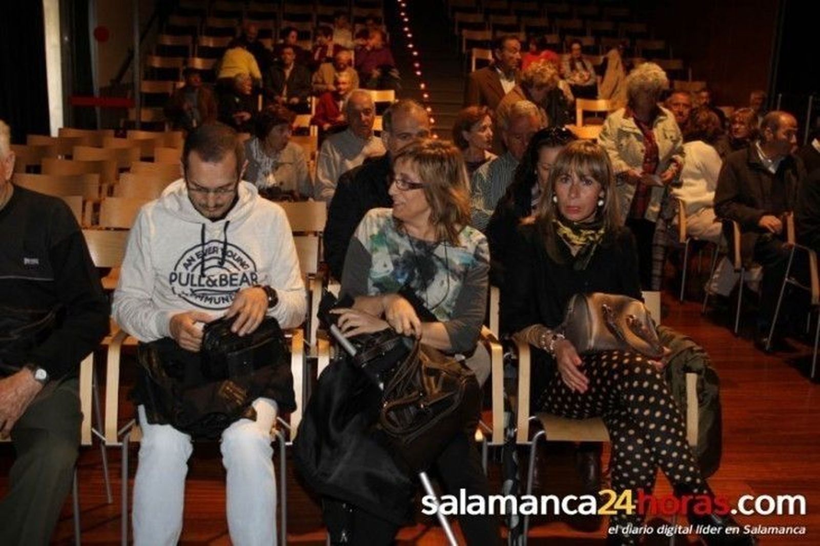 Teatro en la biblioteca Torrente Ballester con el grupo Bambalinas