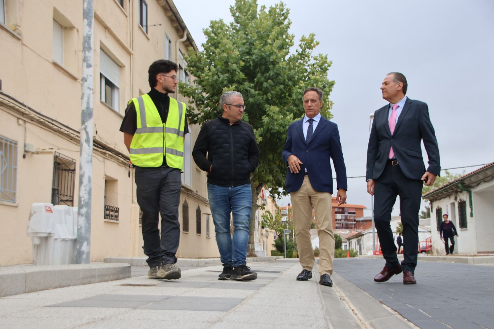 El alcalde de Salamanca, Carlos García Carbayo, visita las obras de urbanización del barrio La Vega