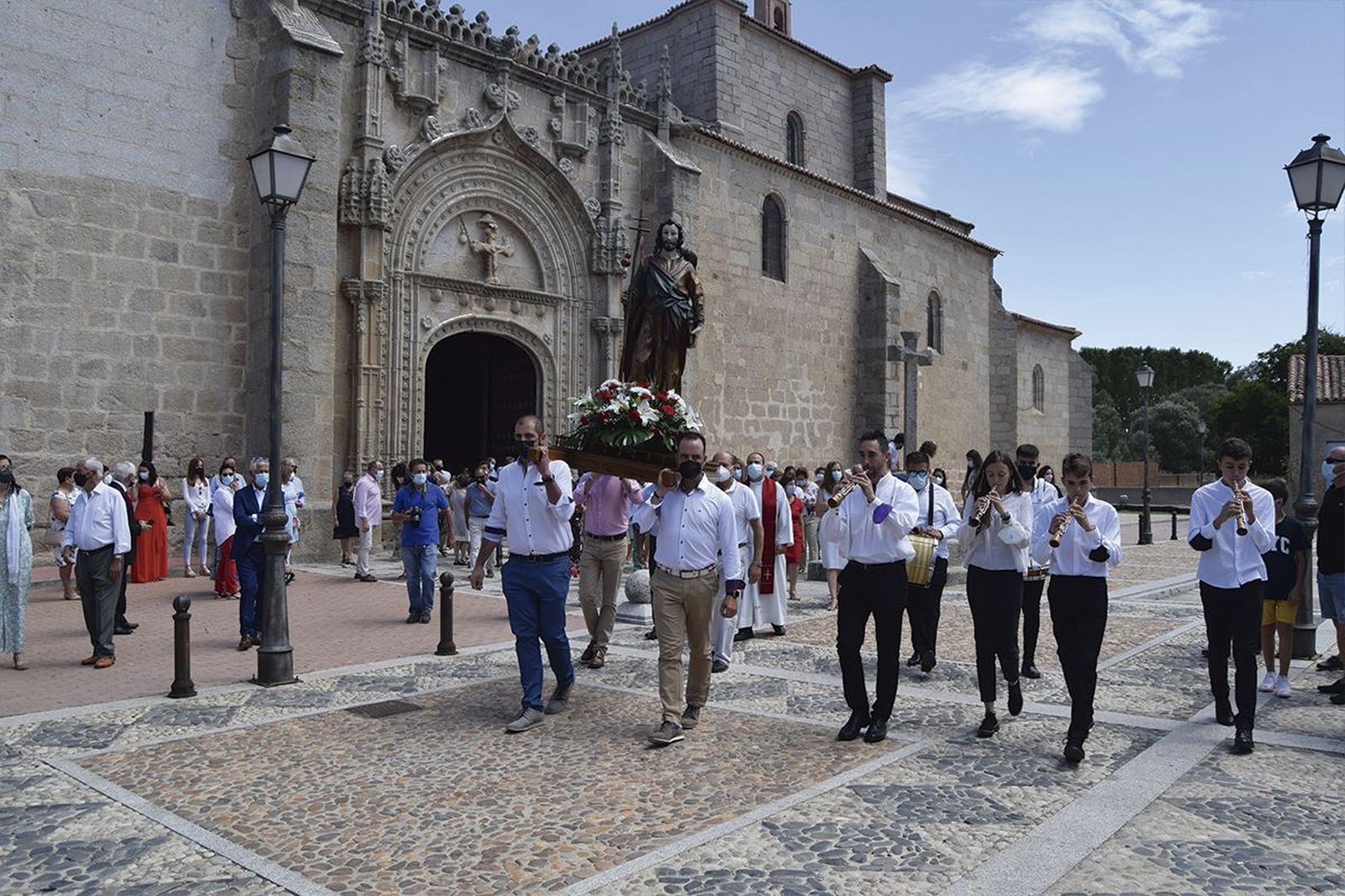Un momento de la procesión en honor a Santiago apóstol en Santiago de la Puebla