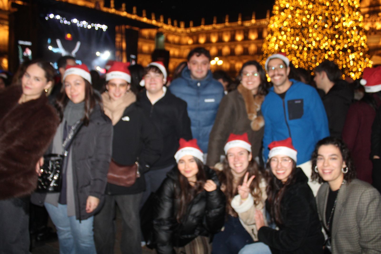 Miles de personas disfrutan de las campanadas y la fiesta del Fin de Año Universitario