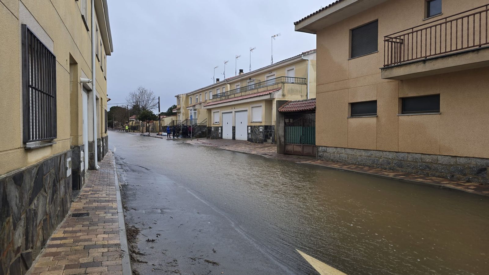 Movilizados los bomberos por una inundación en las calles de Miranda de Azán