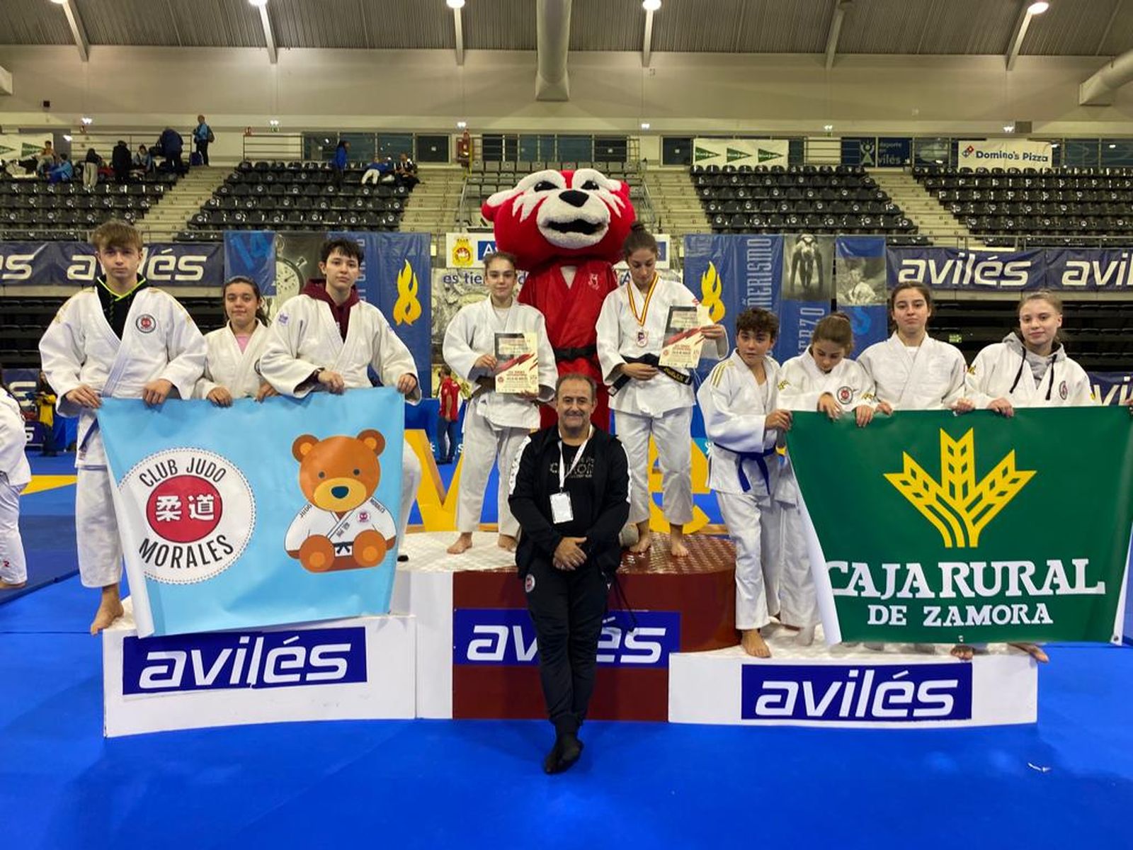 Equipo Judo Caja Rural, formado por miembros del Club Judo Morales, en la Supercopa de España.