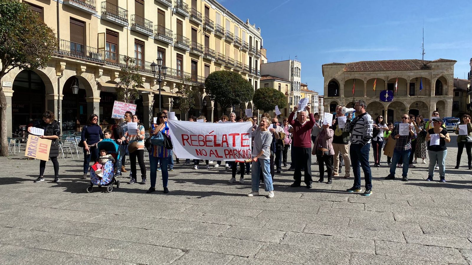 Concentración de vecinos de La Vaguada en la Plaza Mayor (2)
