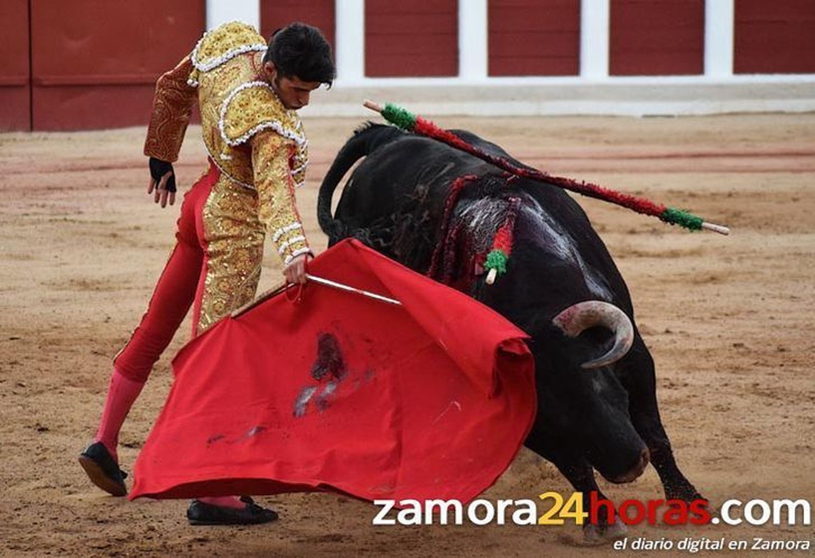 El mal uso de la espada deja sin puertas grandes la corrida de toros del año