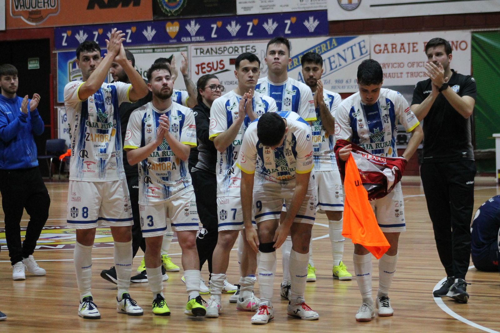 Atlético Benavente aplaude a su público en un partido en La Rosaleda esta temporada.