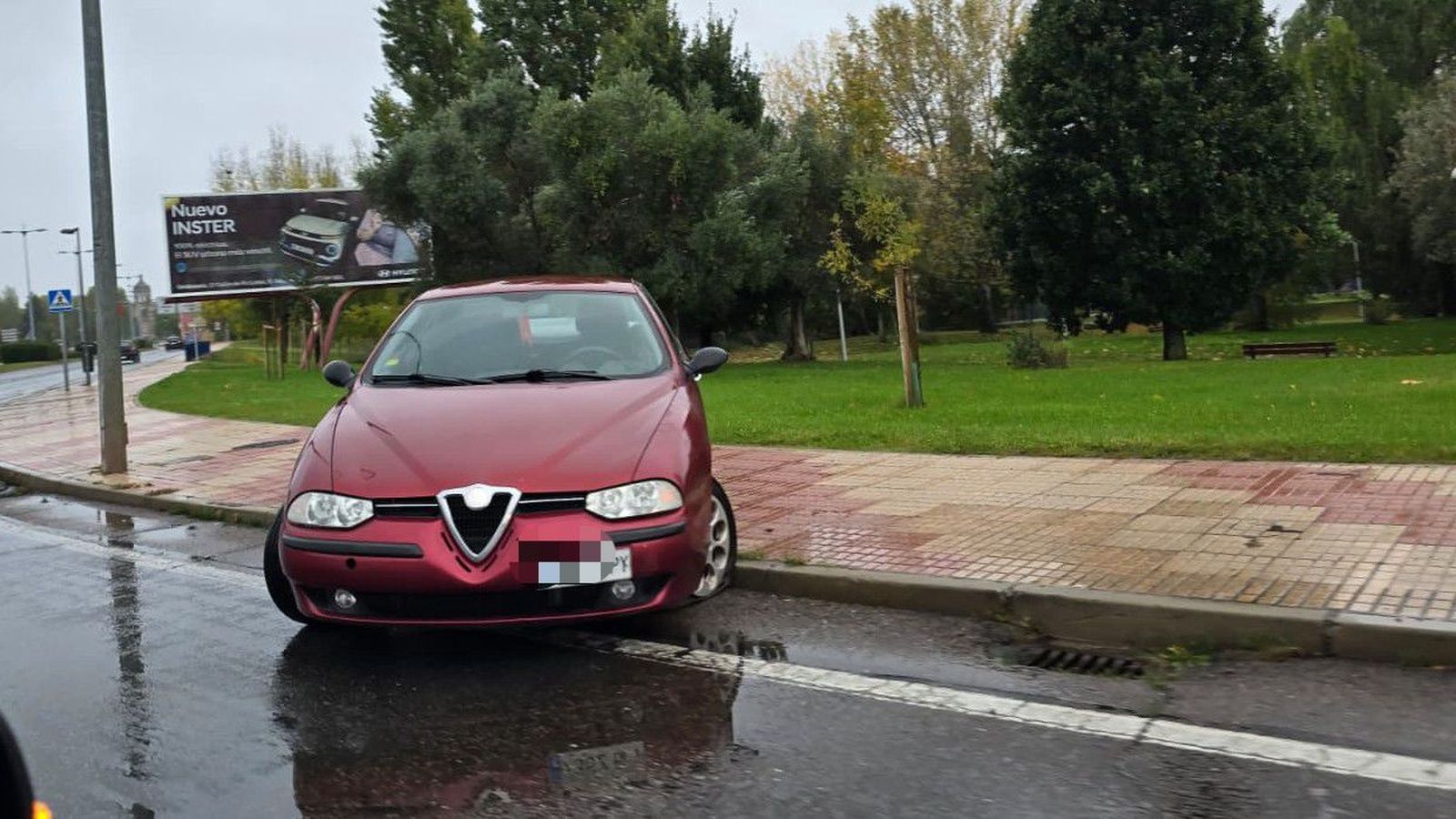 Colisión entre un vehículo y una moto en la rotonda de Salas Bajas