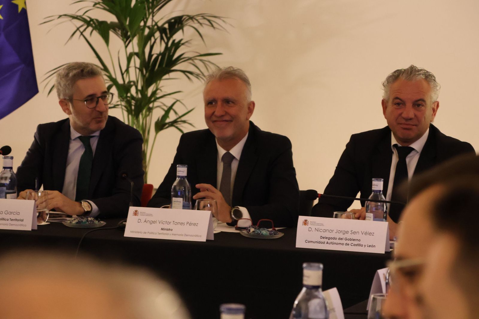El ministro Ángel Víctor Torres junto con el delegado del Gobierno en Castilla y León, Nicanor Sen, durante la reunión