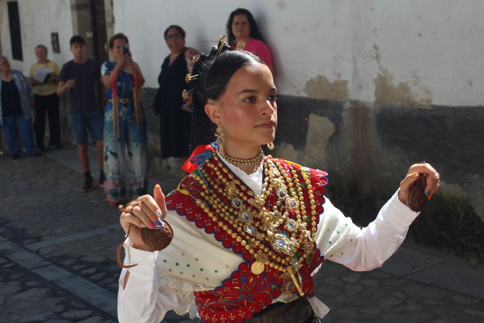 Salida de los danzarines y corporación municipal para recoger al cura.