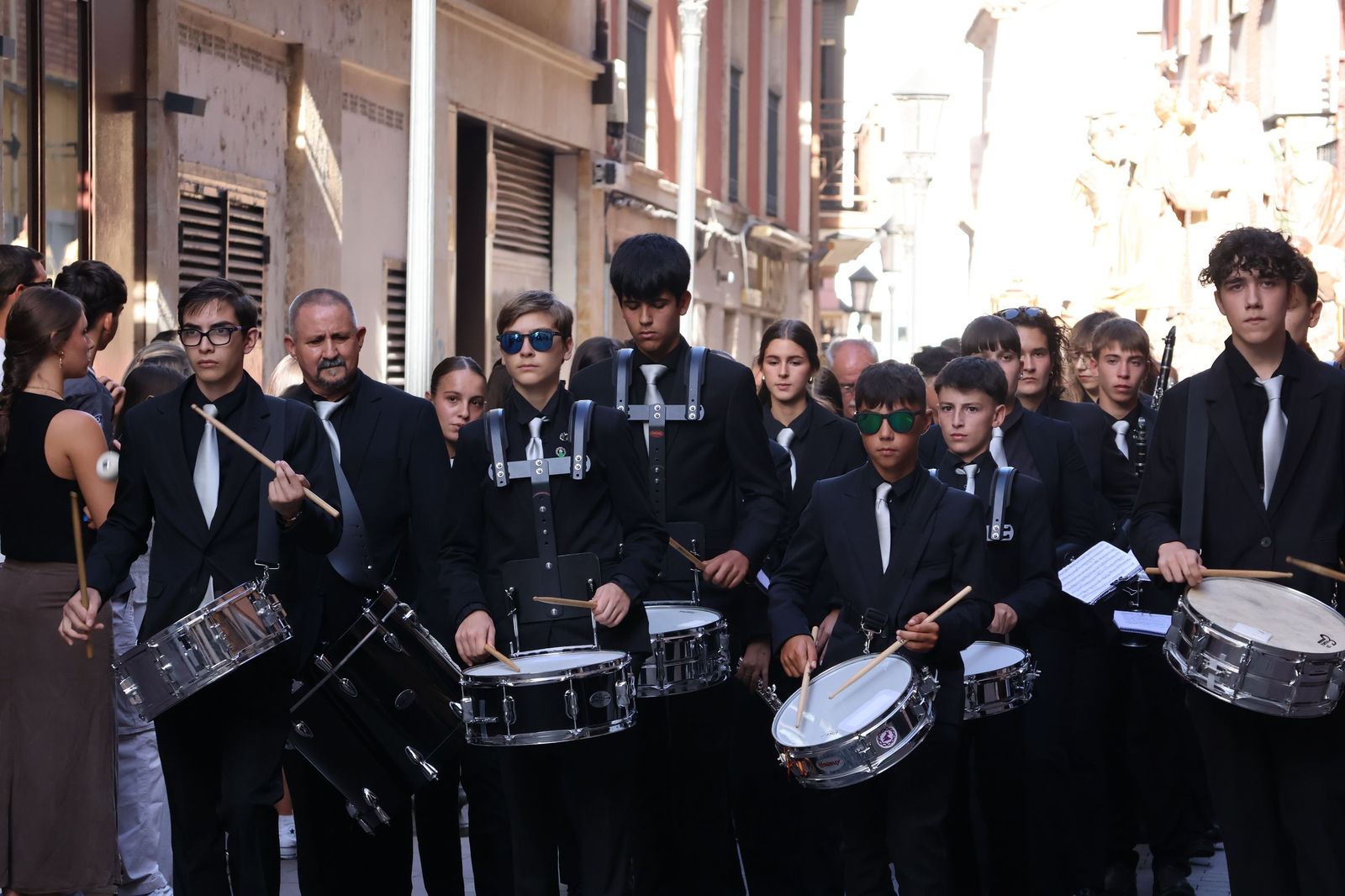 La Exaltación de la Cruz procesiona por las calles de Zamora rumbo a la carpa de San Bernabé