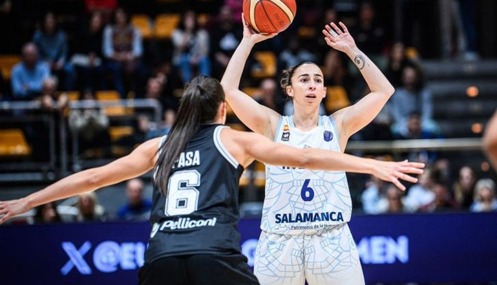 Silvia Domínguez busca una línea de pase ante la Virtus | FOTO EUROLEAGUE WOMEN
