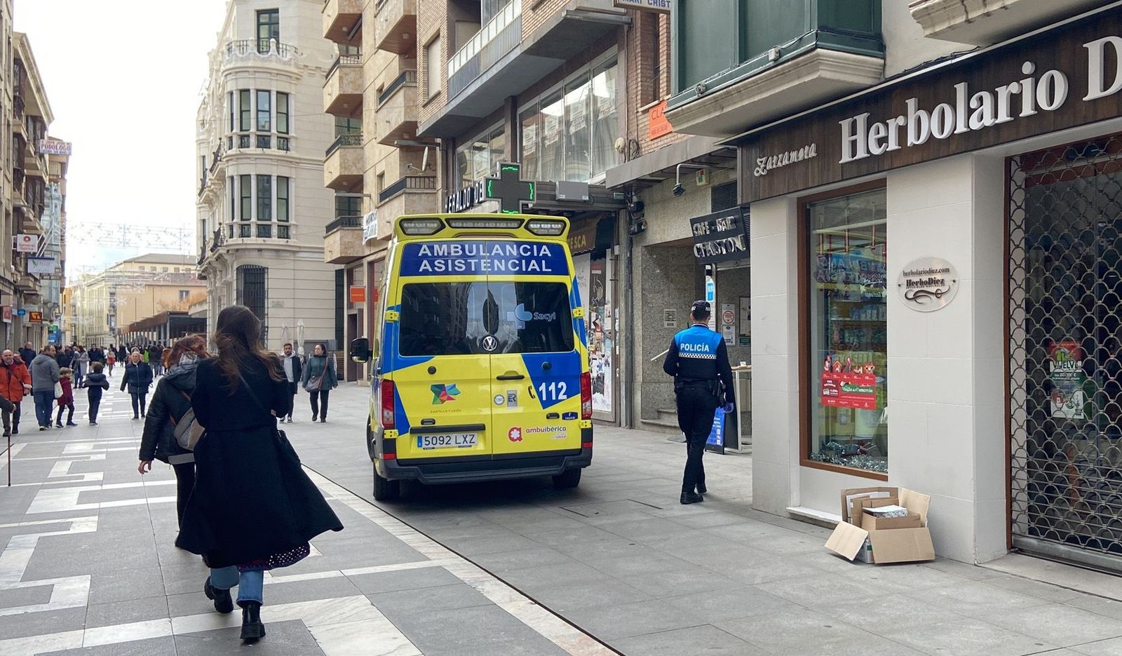 Policía y ambulancia en el lugar de los hechos