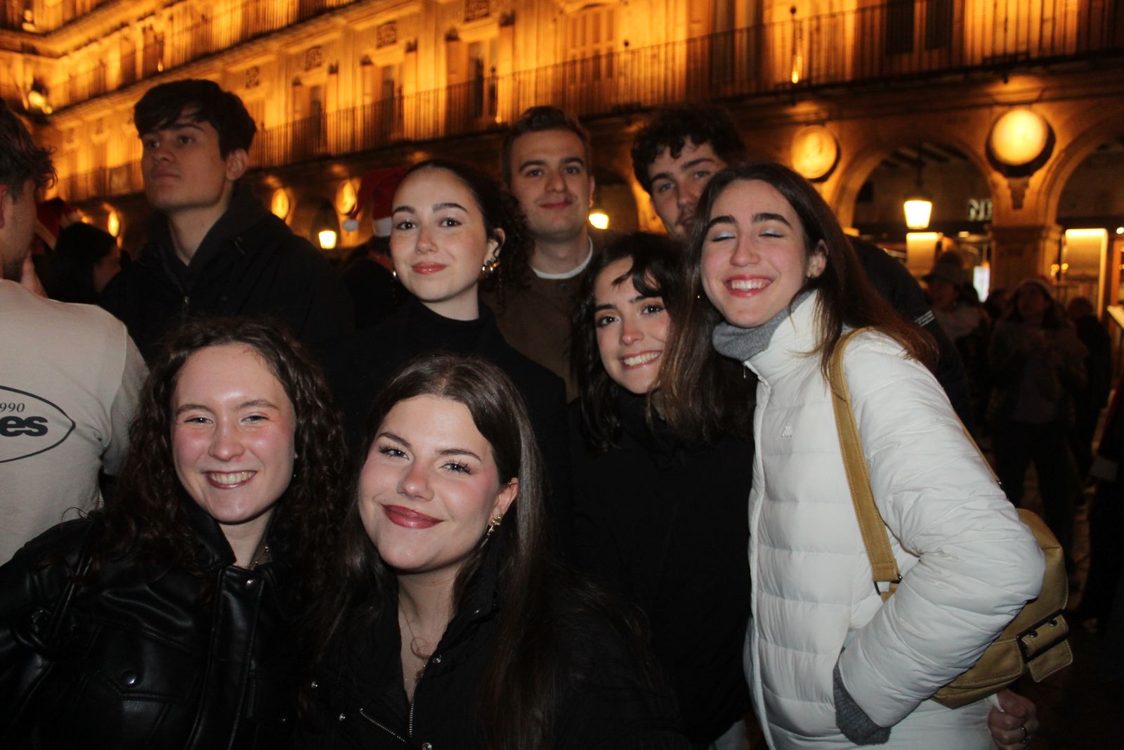 Miles de personas disfrutan de las campanadas y la fiesta del Fin de Año Universitario