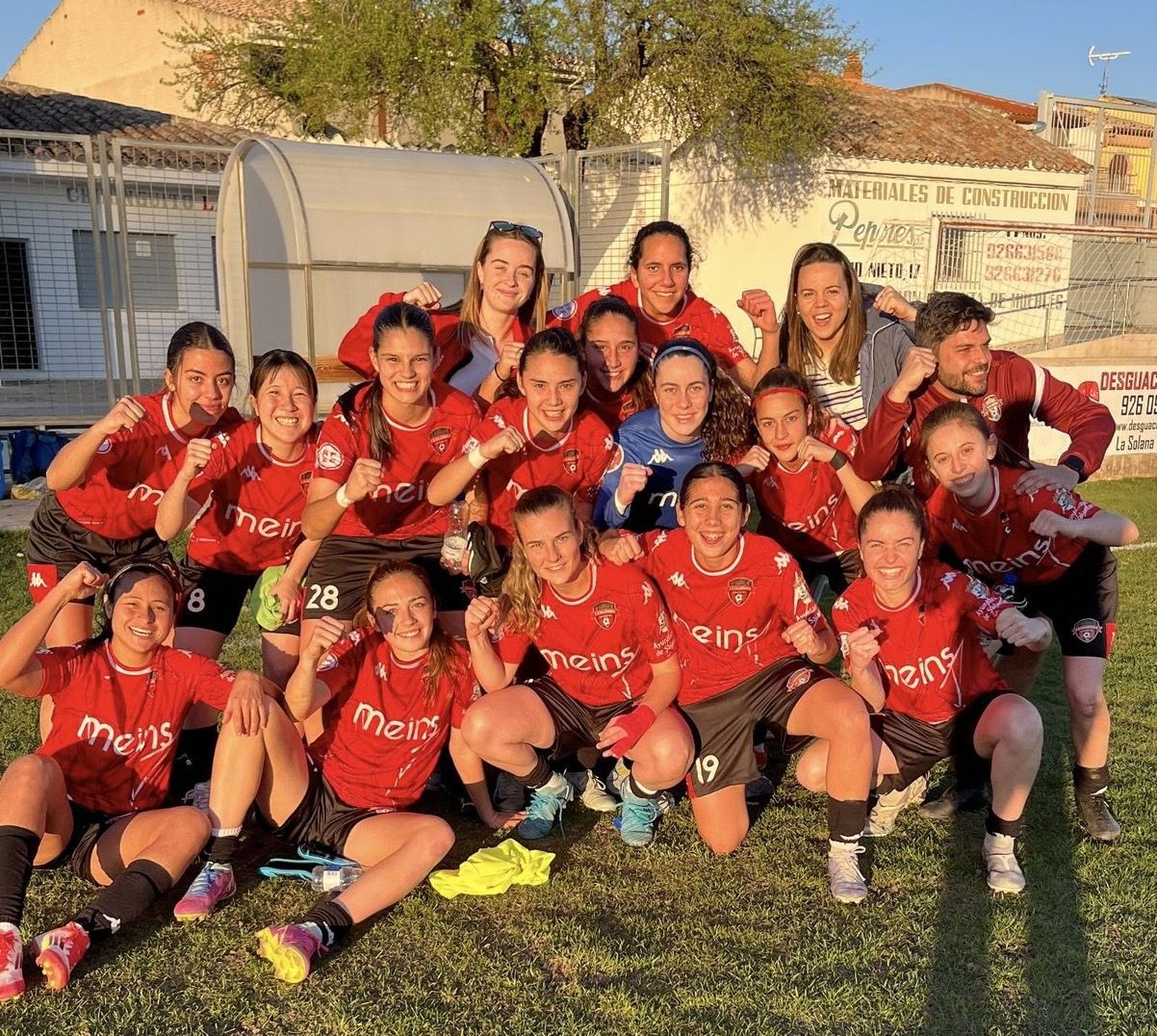 Las jugadoras del Salamanca FF celebran la victoria en casa de La Solana
