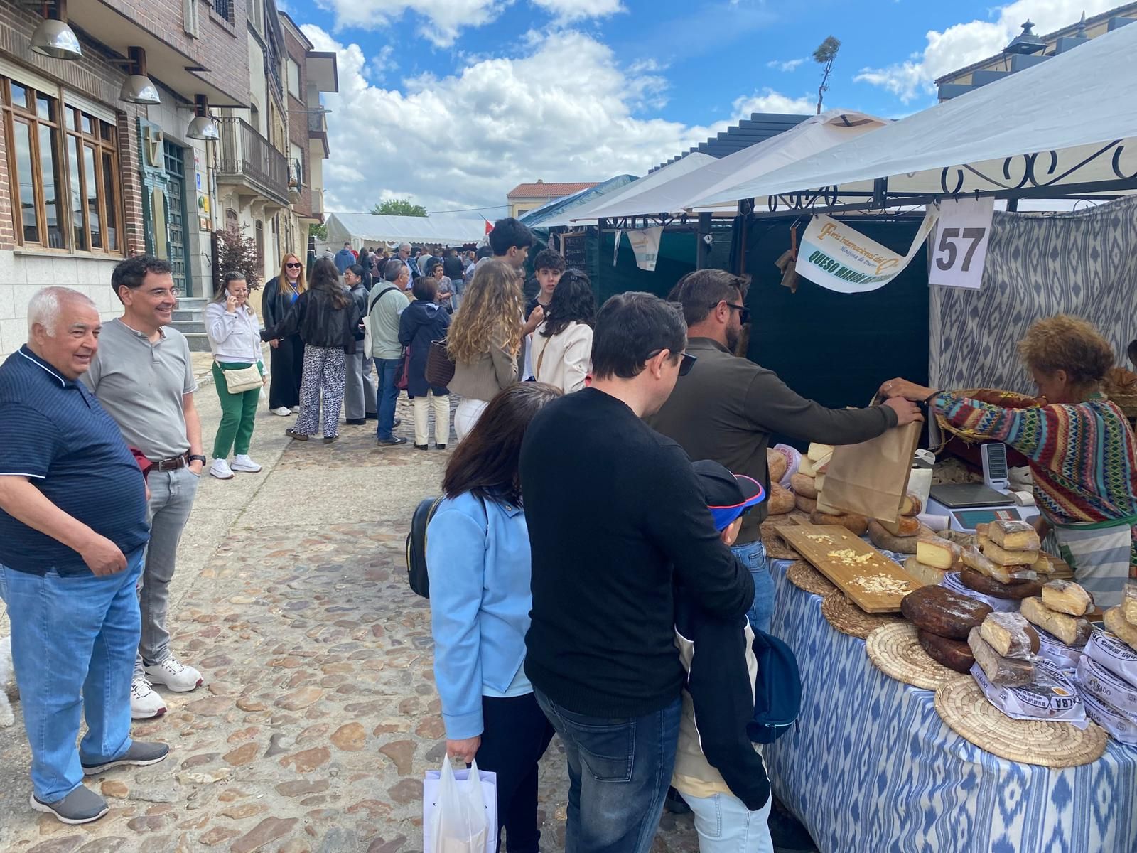 La Feria del Queso de Hinojosa trae sabor tradicional y oficio a Salamanca