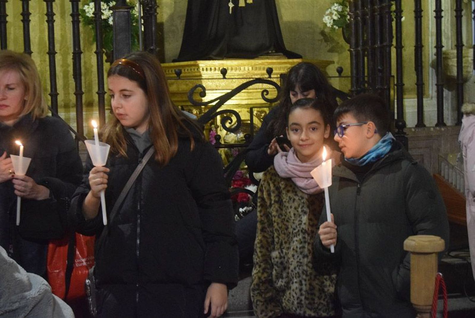 las-candelas-vuelven-a-unir-la-iglesia-de-san-juan-con-la-de-san-vicente-35