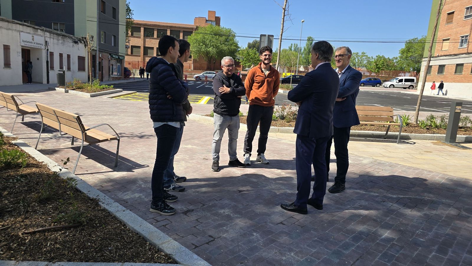 El alcalde de Salamanca, Carlos García Carbayo, visita las obras de urbanización de la plaza de Santa Cecilia del barrio de San José