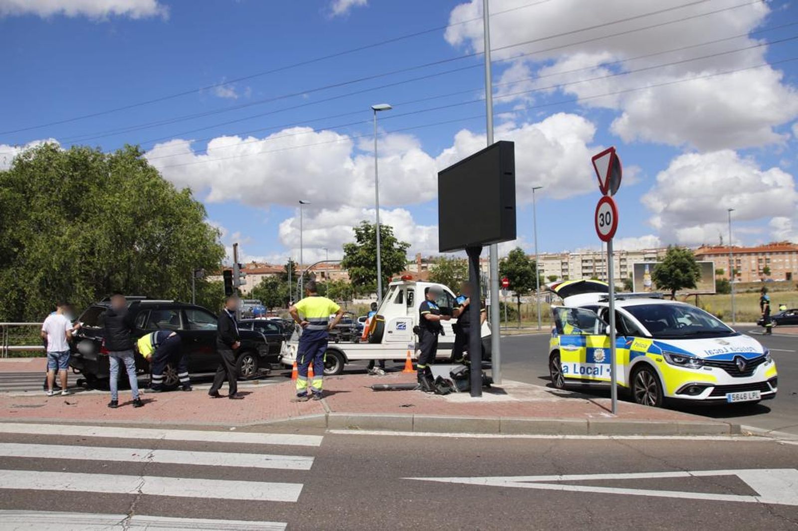 Un coche se empotra contra un semáforo en la avenida de la Aldehuela