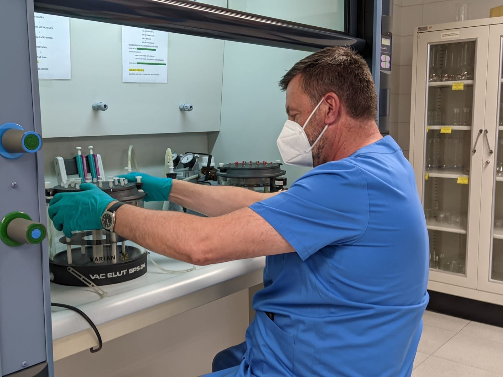 Un funcionario trabaja en el laboratorio