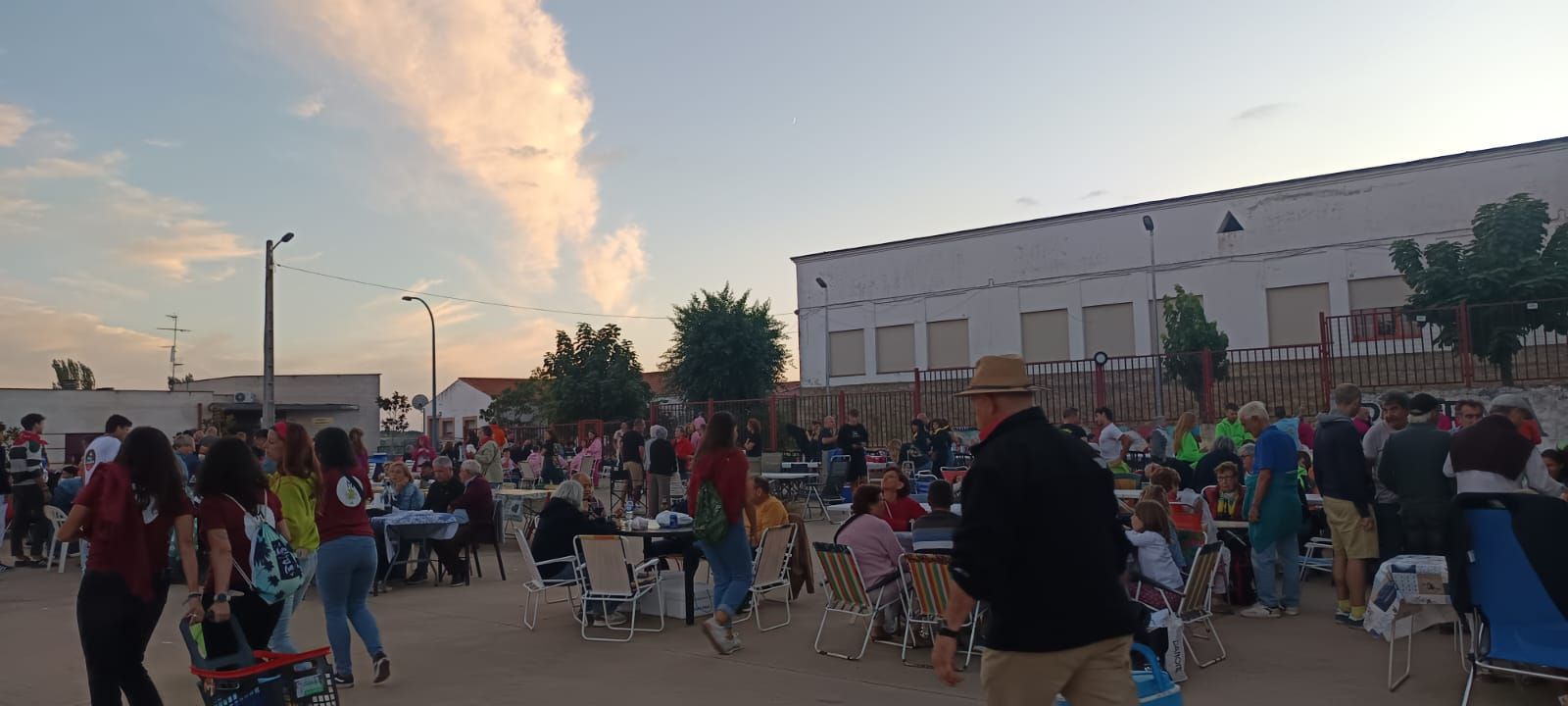 Los vecinos de Pereña de la Ribera se van de cena popular
