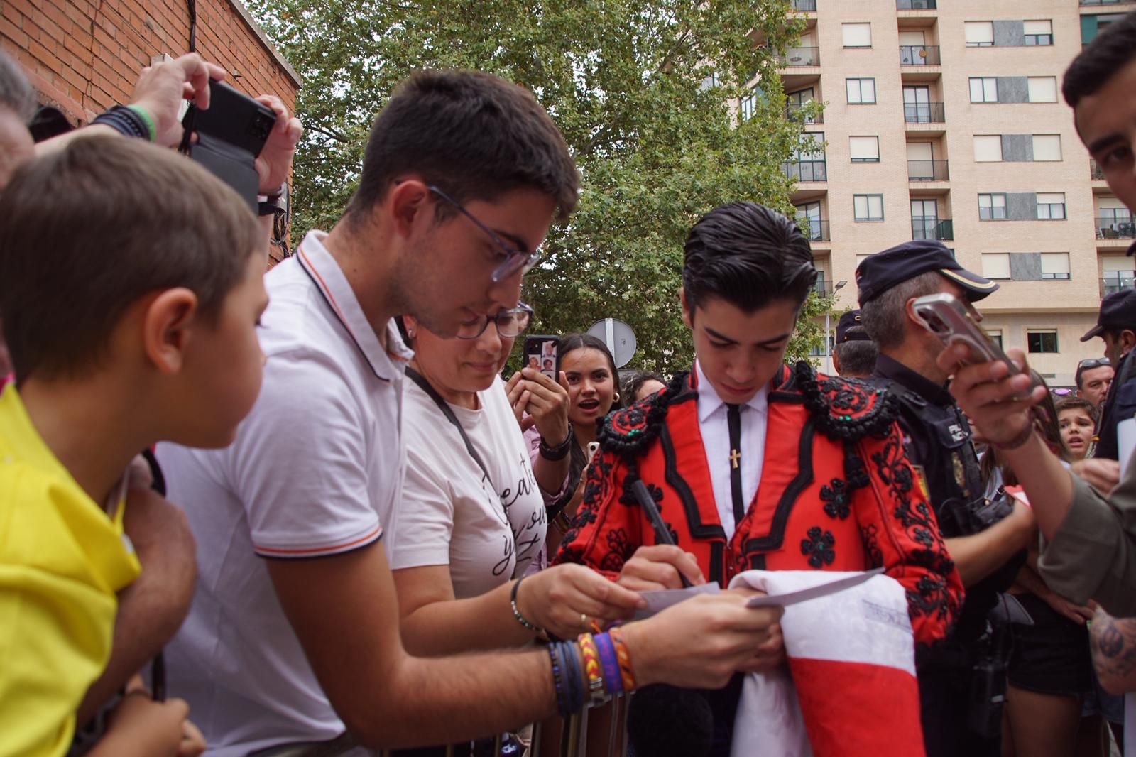 Gran ambiente en La Glorieta para la tarde de toros de Morante de la Puebla, Ismael Martín y Marco Pérez