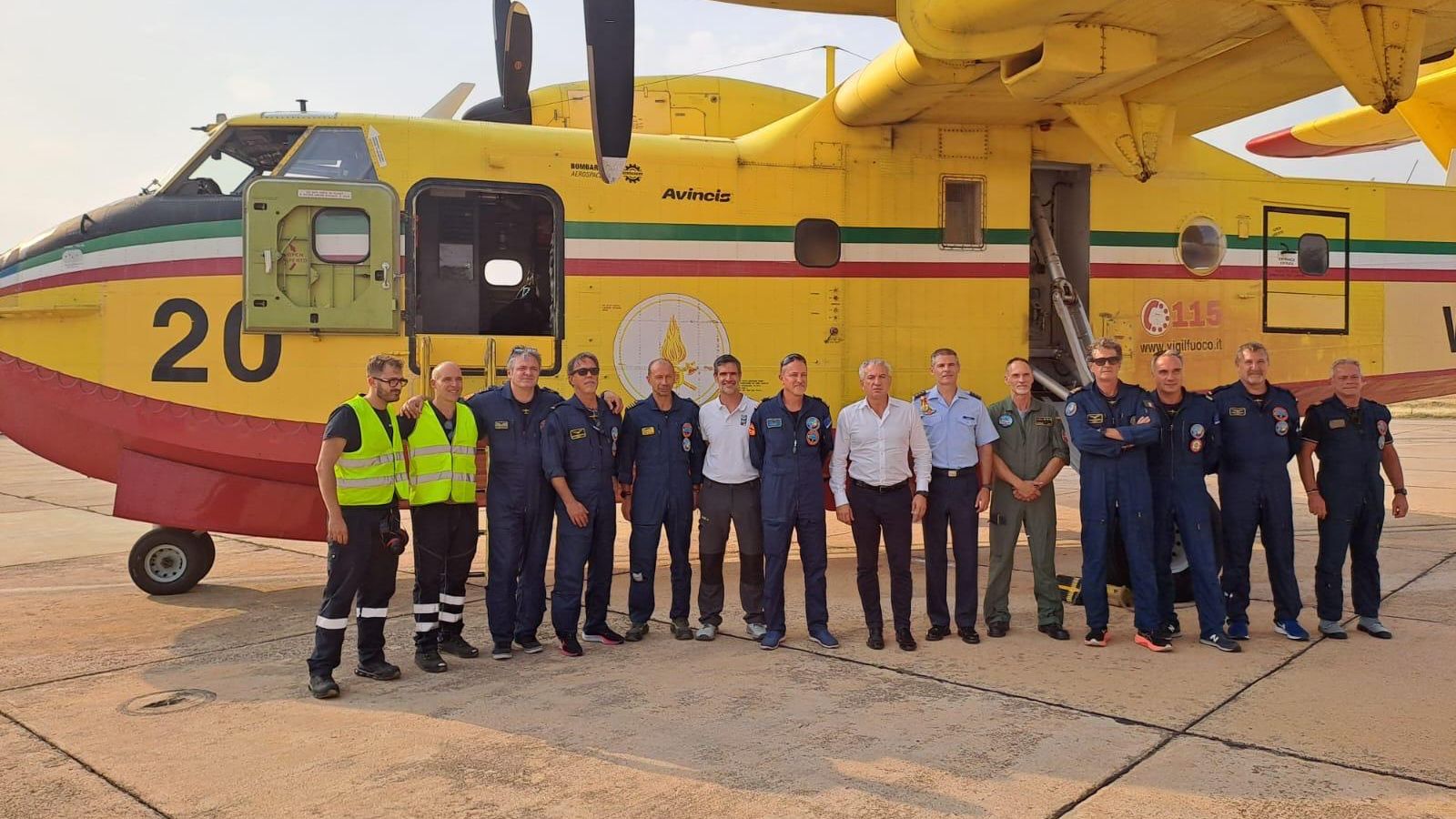 Los dos aviones-cisterna del Mecanismo Europeo de Protección Civil aterrizan en Matacán (Salamanca). Permitirán transportar cantidades superiores a los 5.500 litros de agua para la lucha contra incendios.ICAL