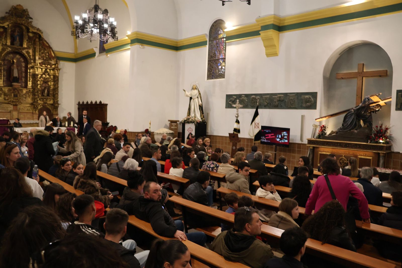 Entrada de nuevos hermanos de la Hermandad de Jesús en Su Tercera Caída (40).JPG