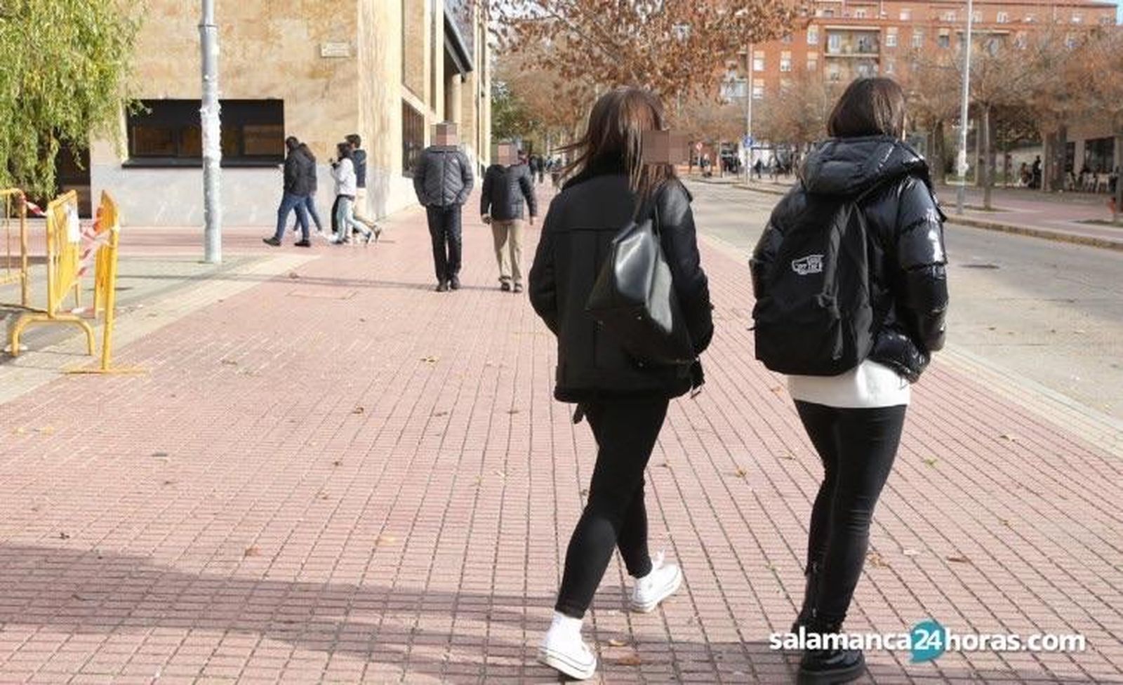Universitarios en el campus de Salamanca. Foto de archivo Universitarios en el campus de Salamanca. Foto de archivo