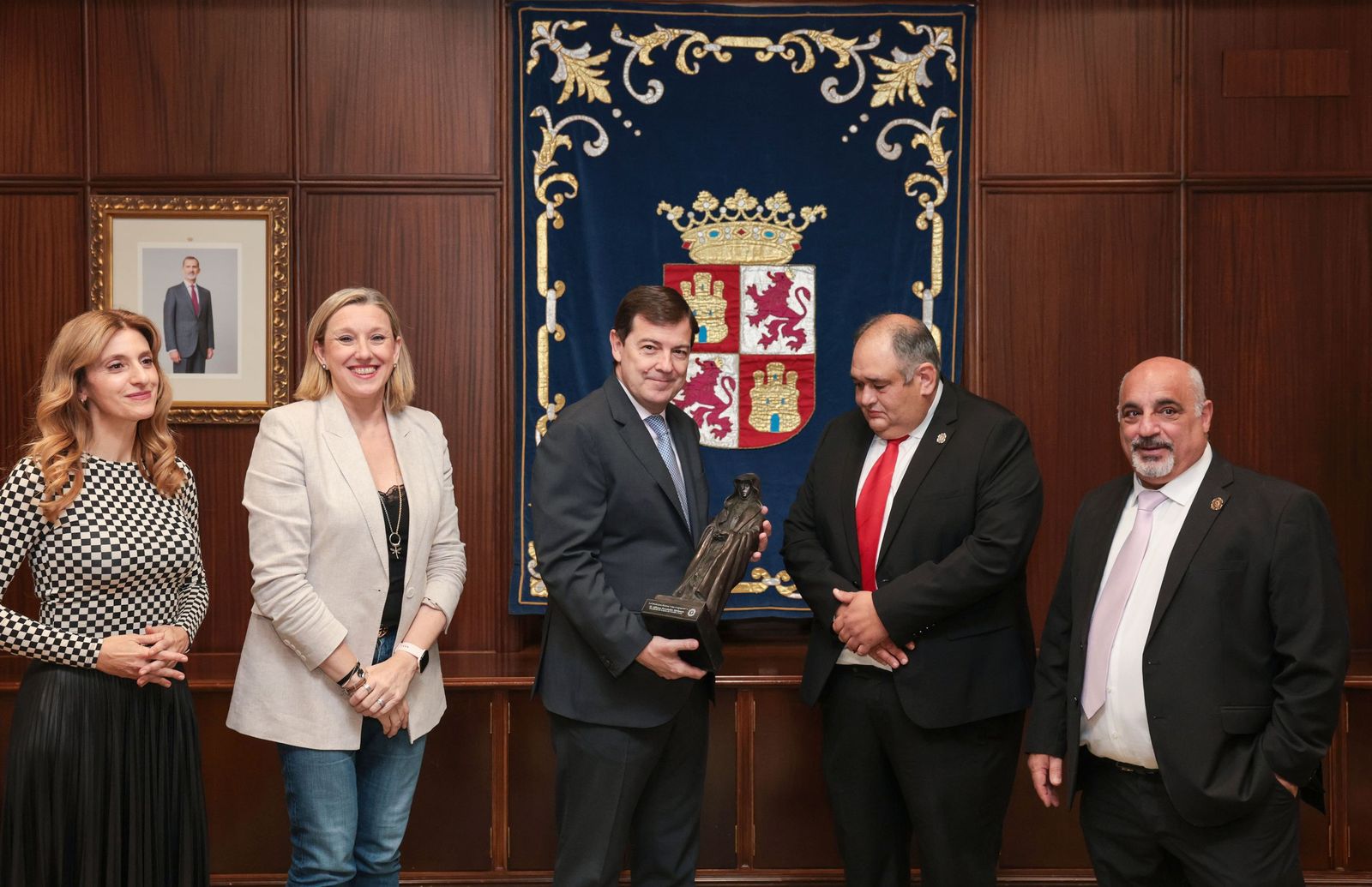 El presidente de la Junta de Castilla y León recibió a representantes de la Cofradía de Jesús Nazareno