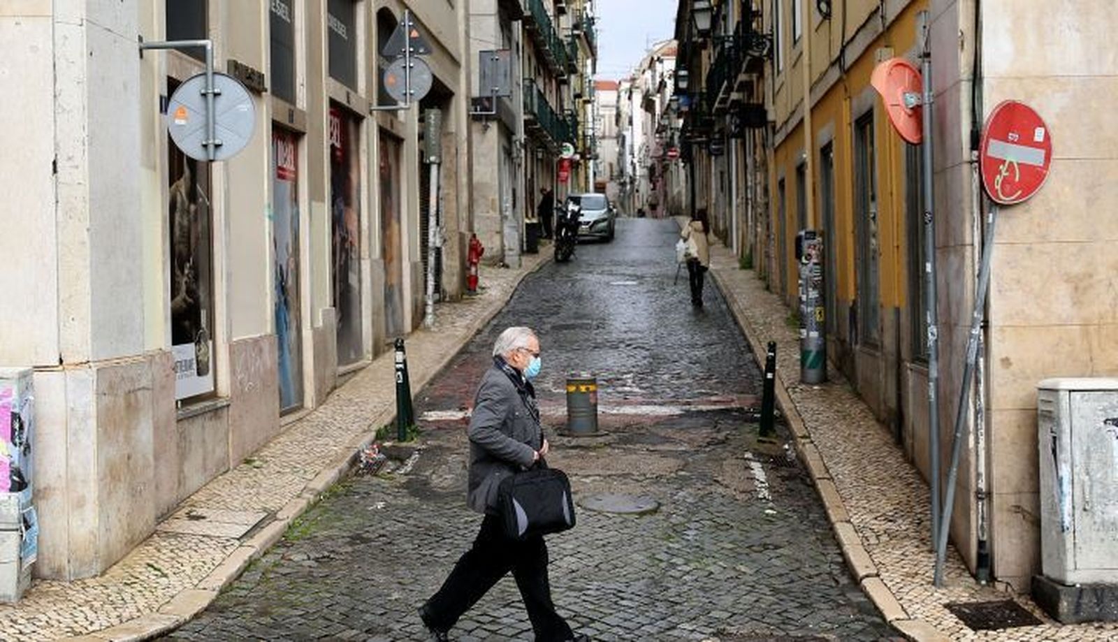 Un hombre camina por lisboa 1 728x418