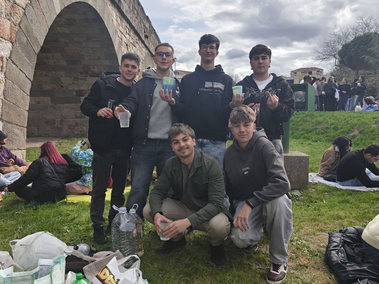 Un multitudinario Lunes de Aguas en Salamanca llena la ribera del Tormes