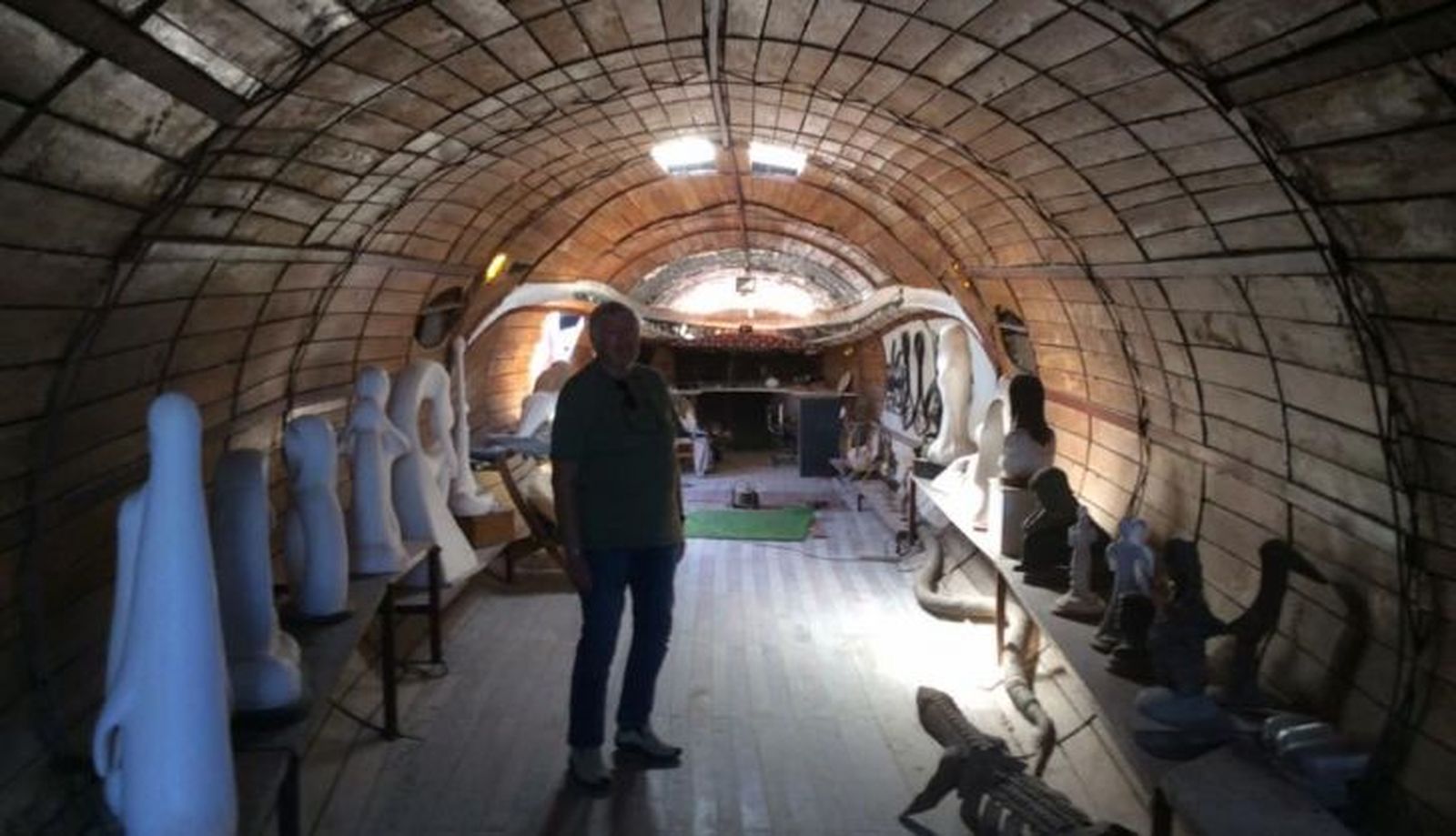 Imagen del interior de la ballena con otras obras de Nino