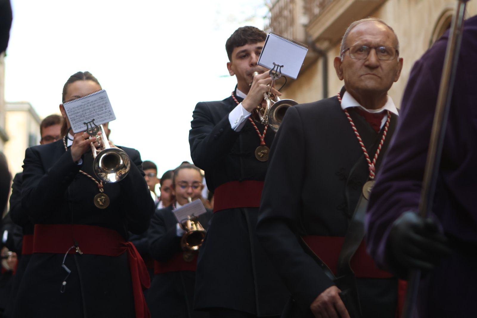 Jesús Rescatado procesiona en Salamanca con su nueva túnica y la atenta mirada de cientos de fieles
