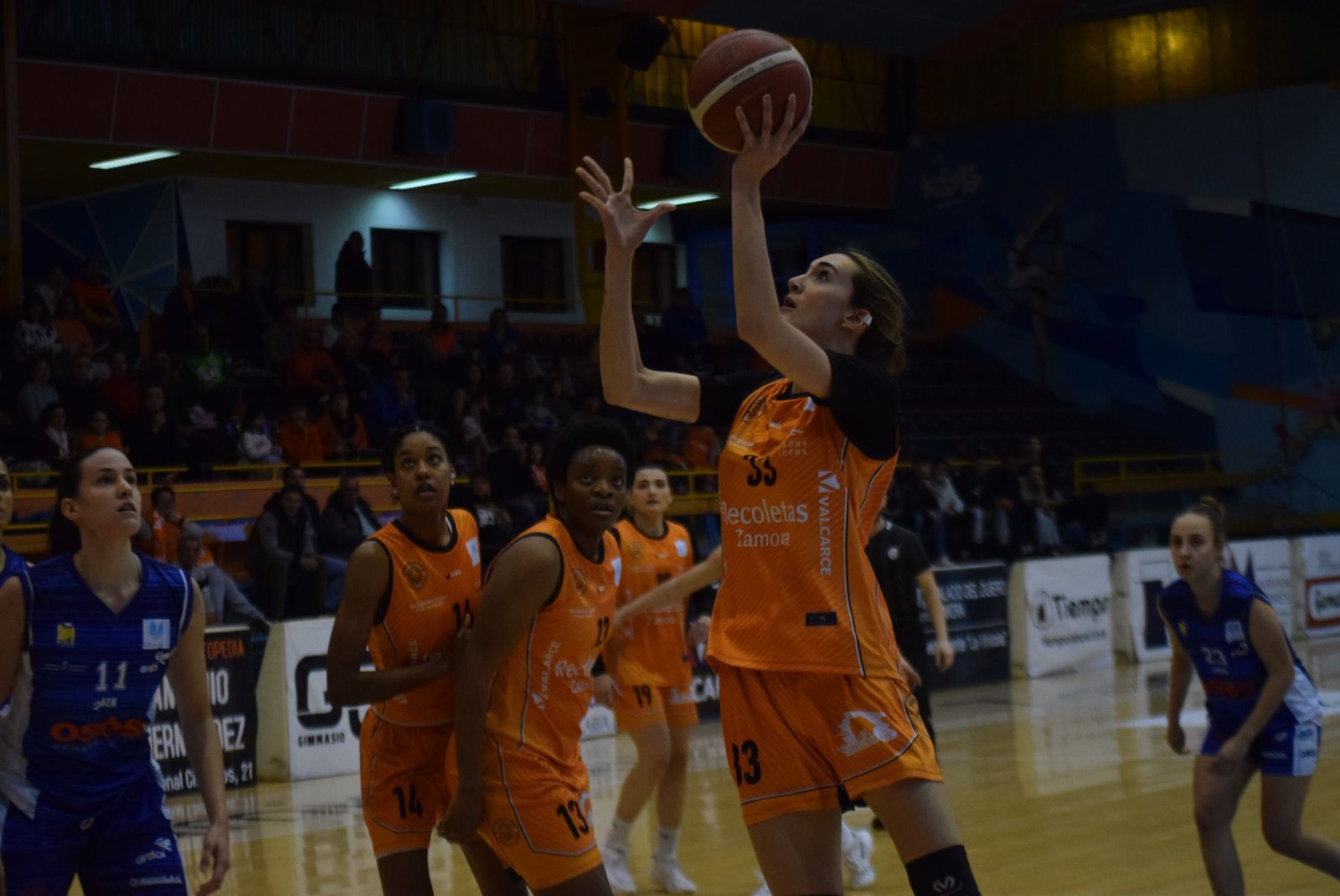 Ángela Vendrell anota una bandeja en el CD Zamarat – Ardoi.