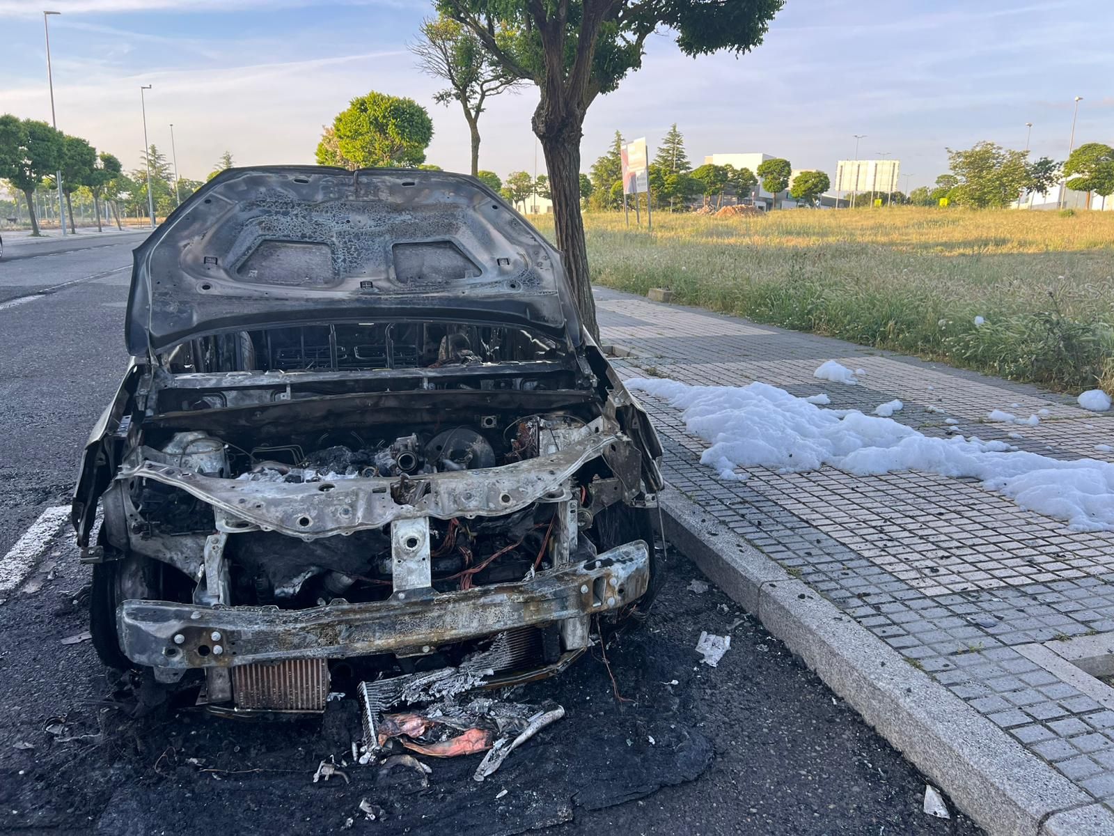Un coche arde de madrugada en Puente Ladrillo y queda totalmente calcinado