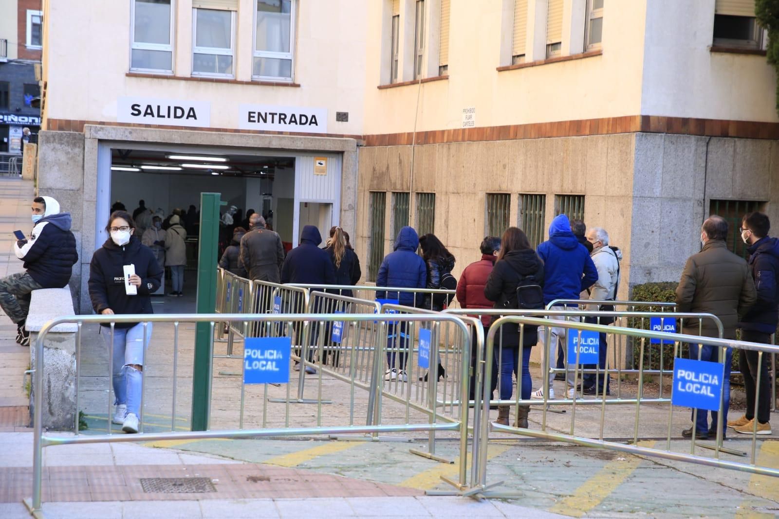 Cola para hacerse un test de antígenos en el cribado masivo del Centro de Salud de San Juan.  (7)