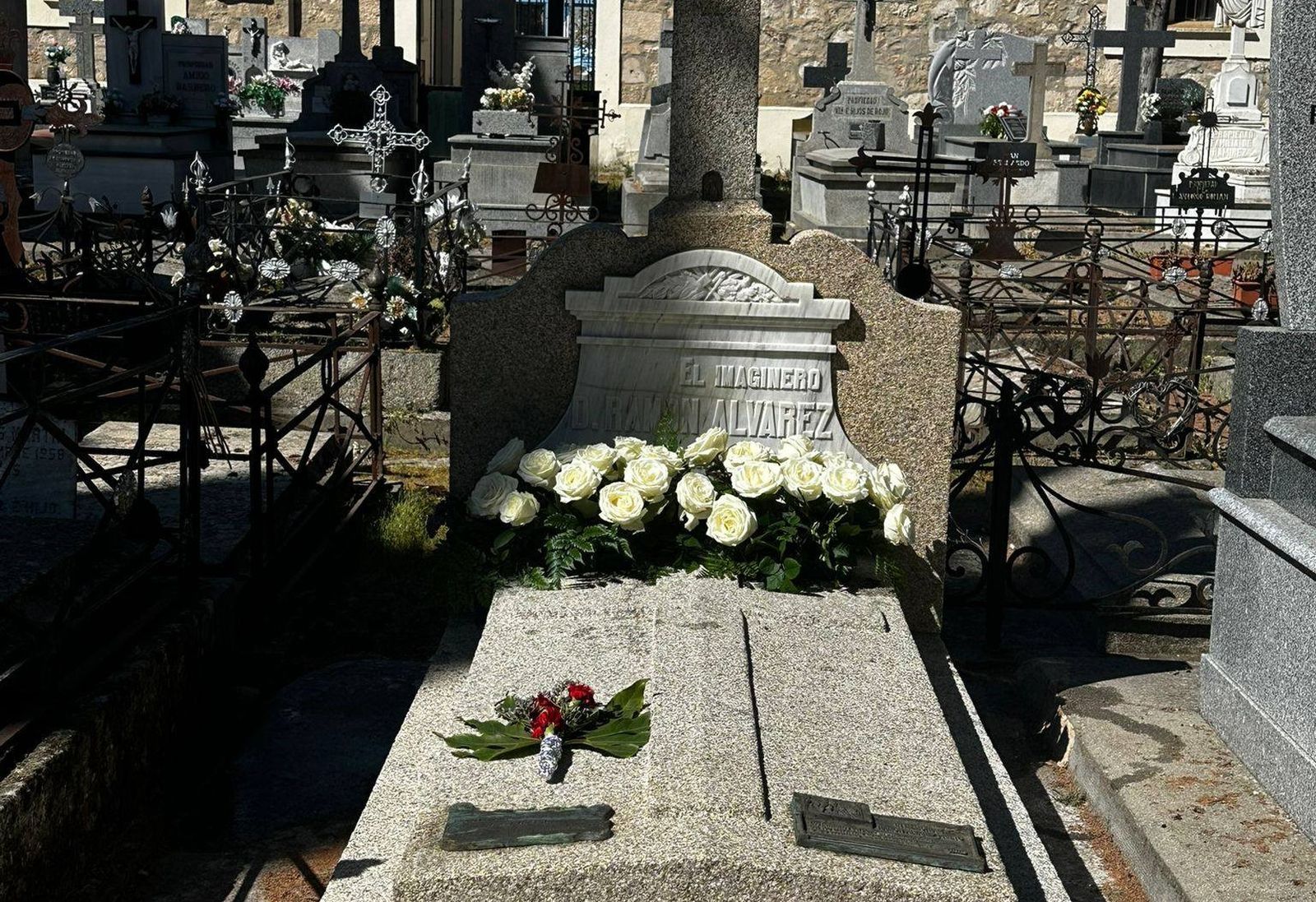 Imagen de las flores de la Soledad depositadas en la sepultura de Ramón Álvarez