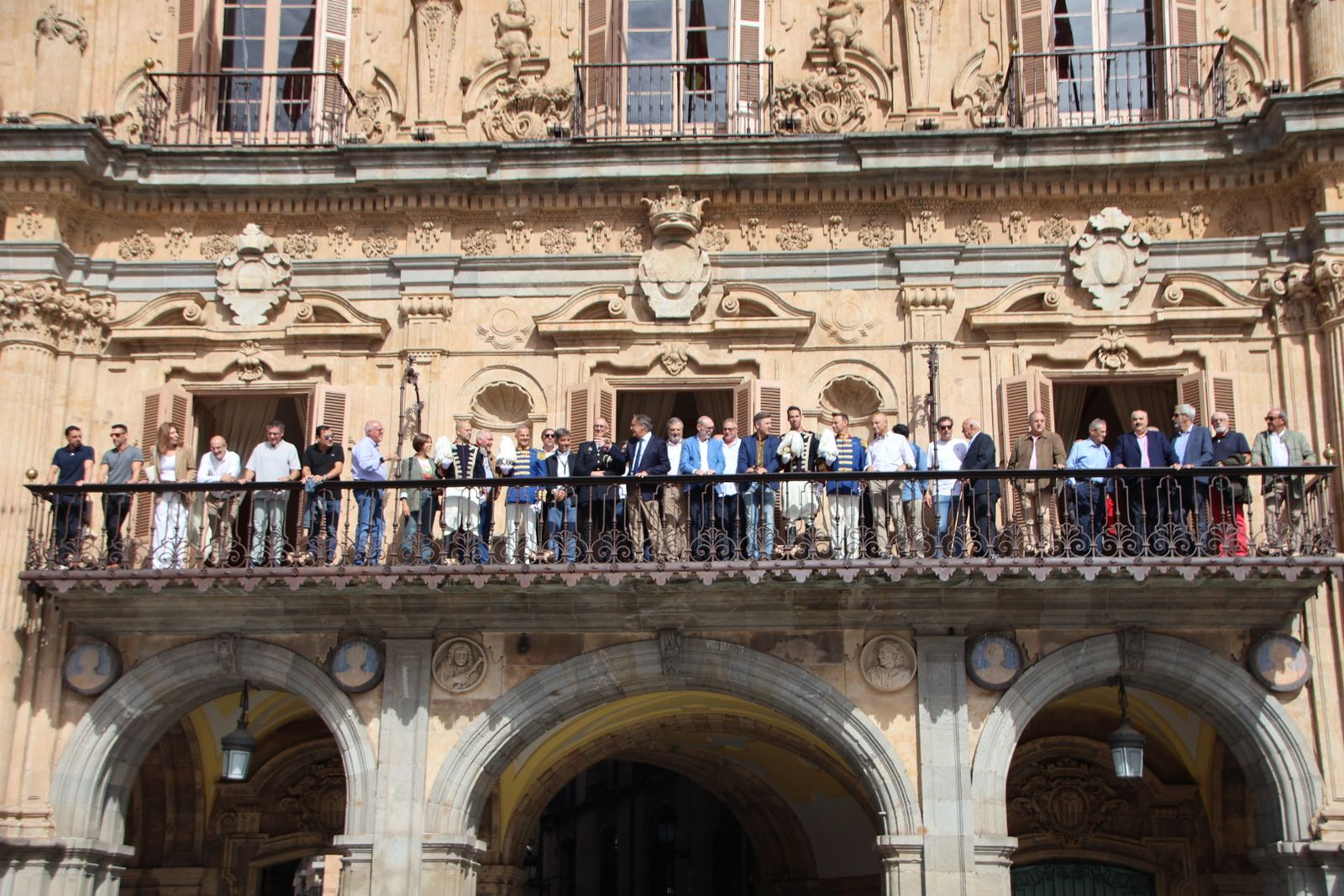 El alcalde de Salamanca, Carlos García Carbayo, recibe miembros y antiguos  miembros de la Escolta de Gran Gala de la Policía Local