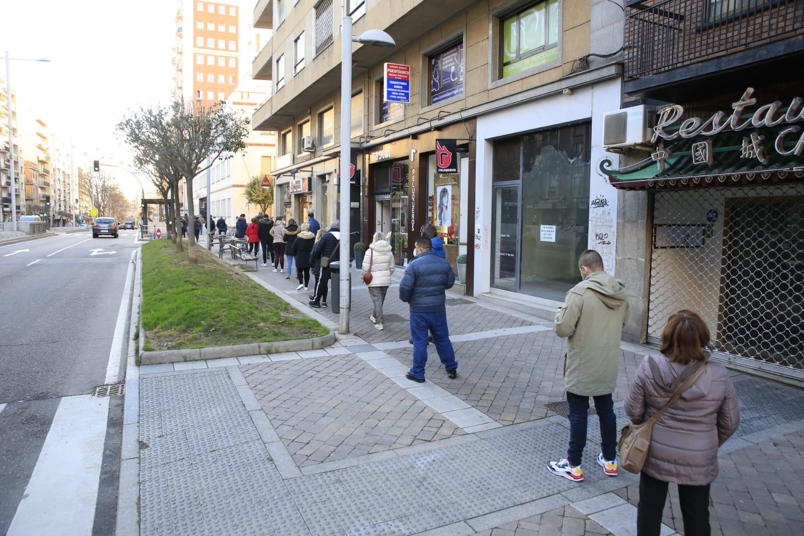 Cola para hacerse un test de antígenos en el cribado masivo del Centro de Salud de San Juan. Foto SALAMANCA24HORAS  (13)