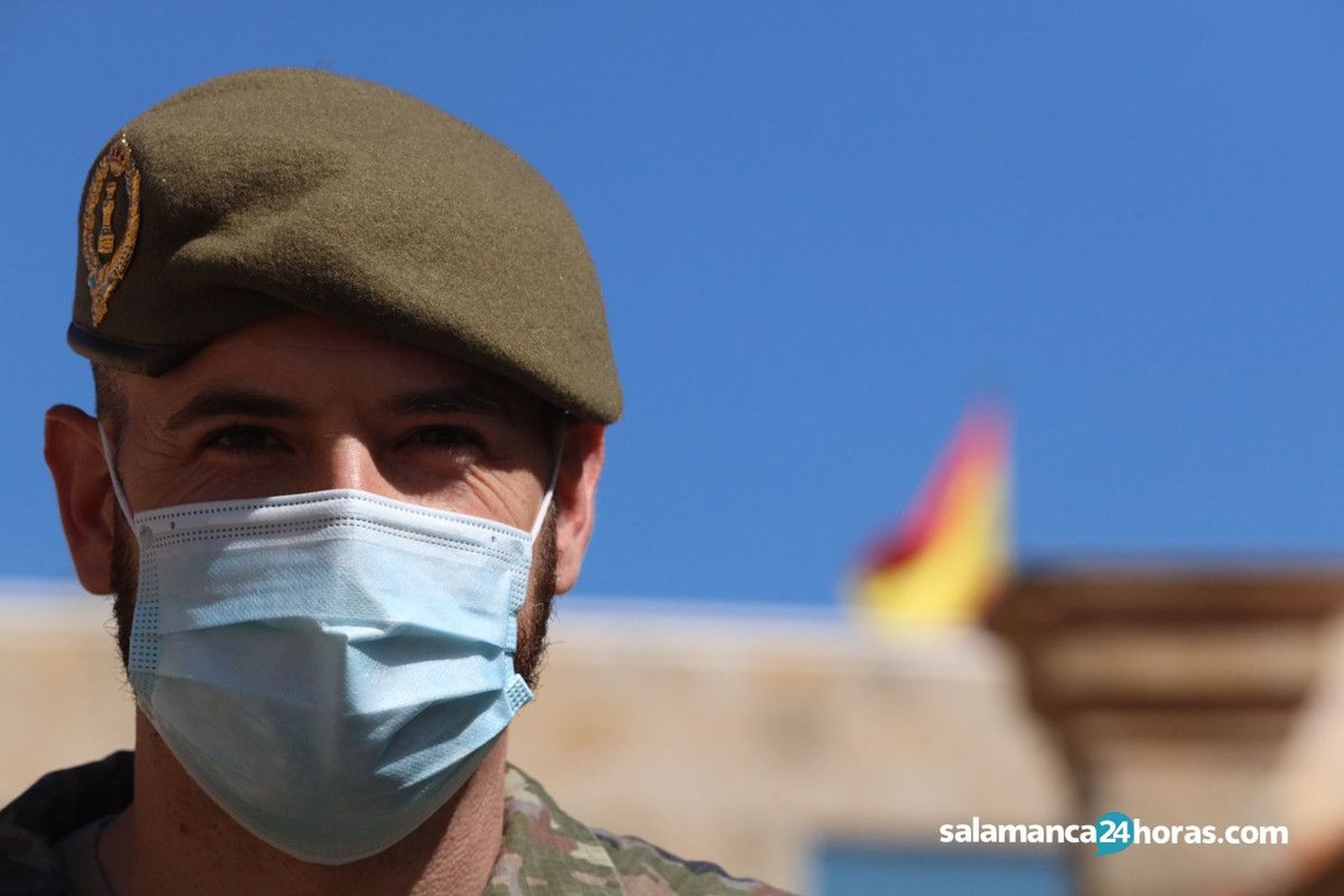 Entrevista en el Cuartel al soldado que salvó la vida a un hombre en la Plaza Mayor.