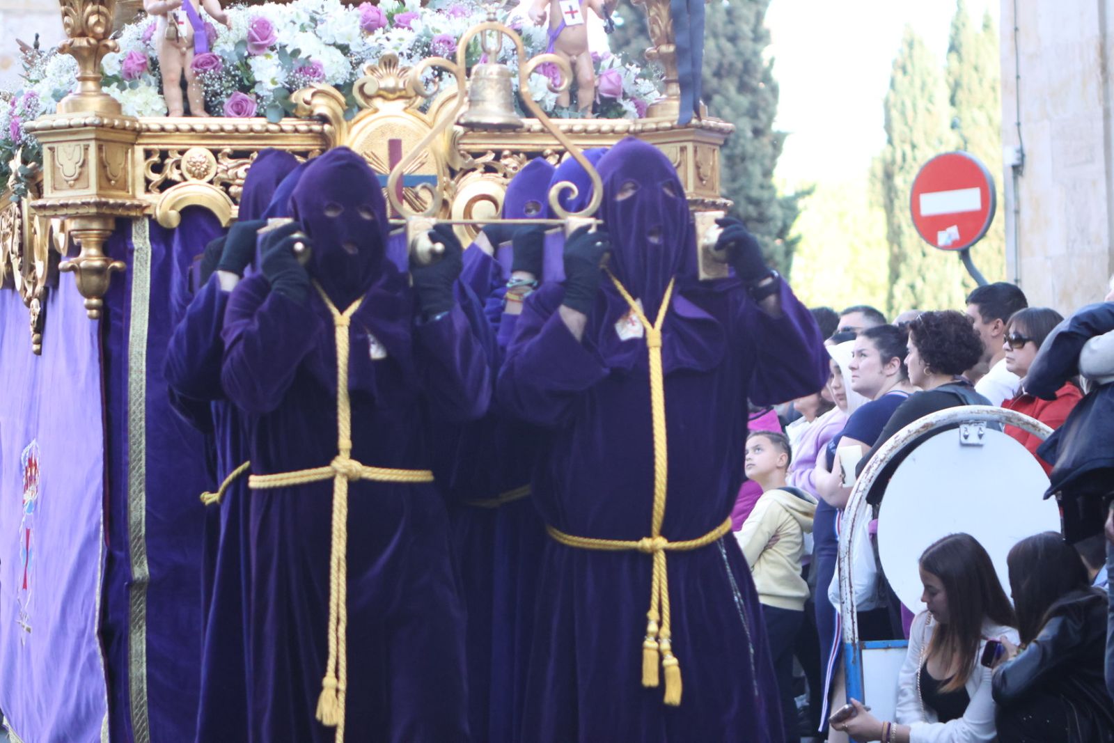 Jesús Rescatado procesiona en Salamanca con su nueva túnica y la atenta mirada de cientos de fieles