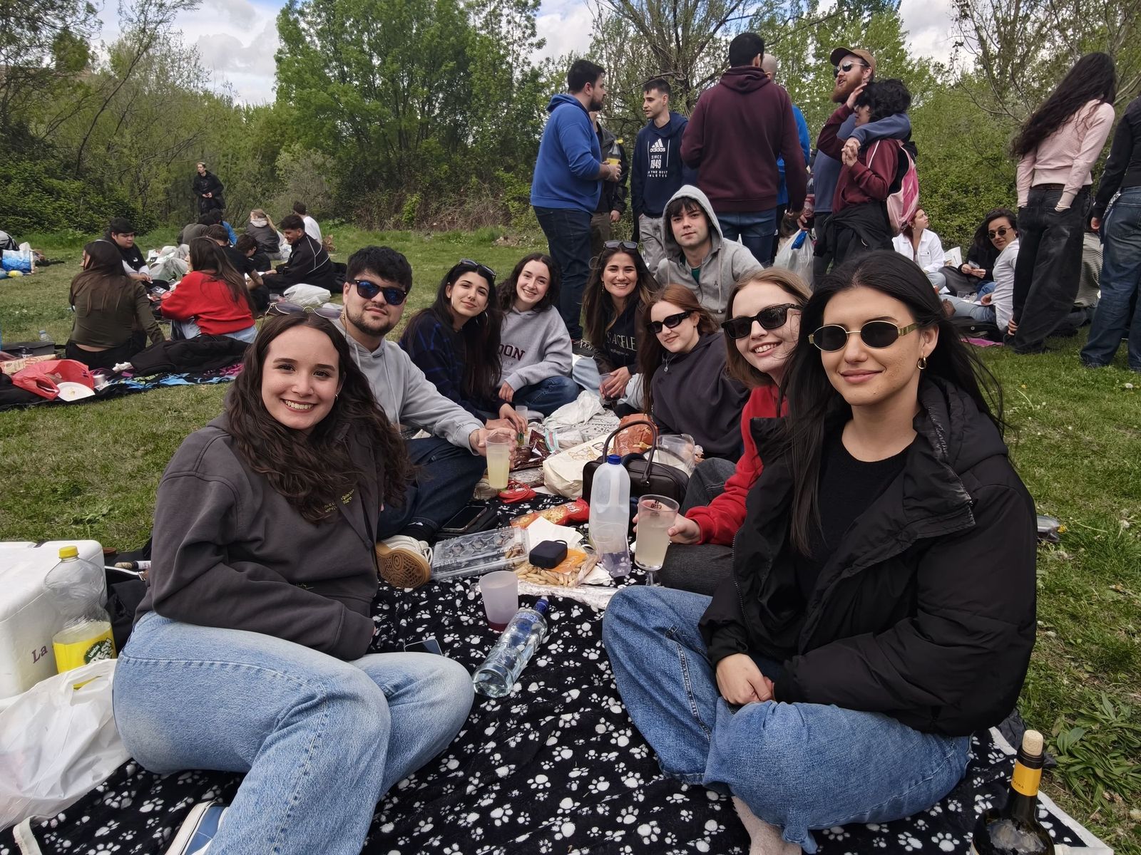 Un multitudinario Lunes de Aguas en Salamanca llena la ribera del Tormes