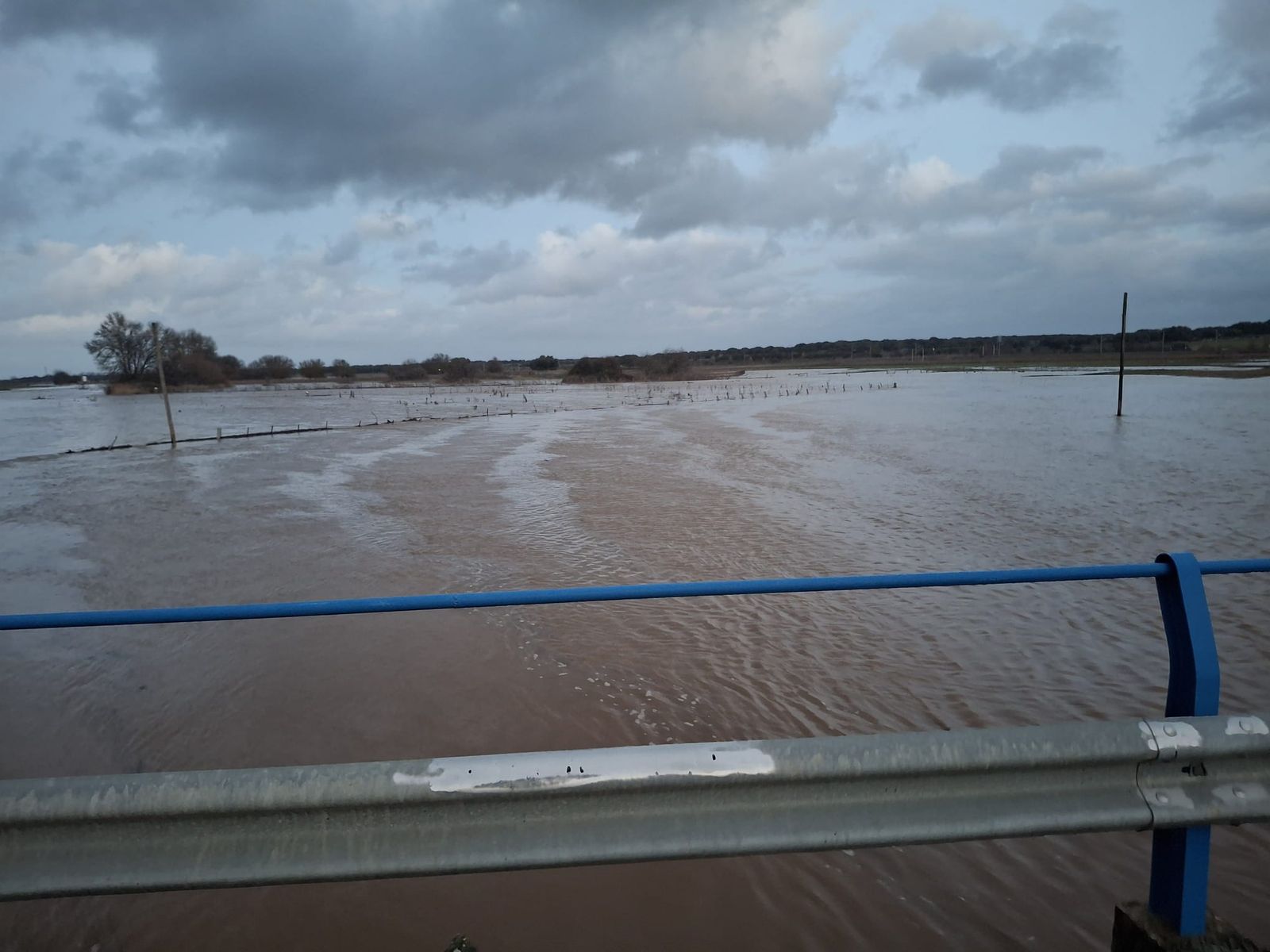 Río Castro desbordado a su paso por Aldehuela de la Bóveda