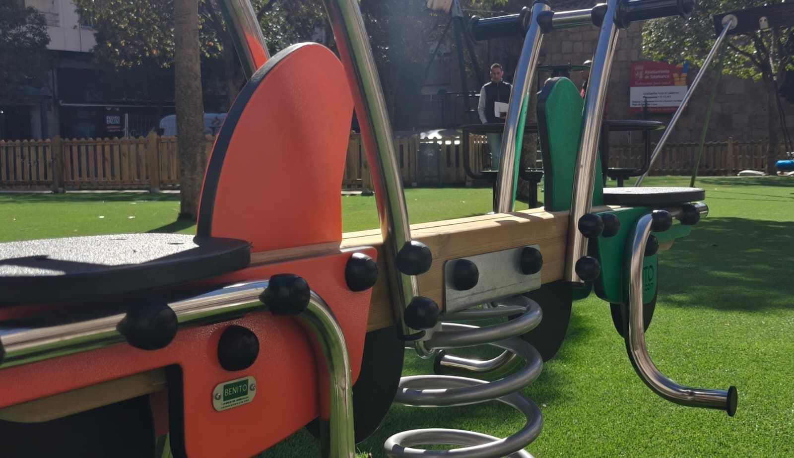 Parque infantil de la plaza de Carmelitas con los nuevos ‘campitos’ de fútbol y mobiliario mejorado