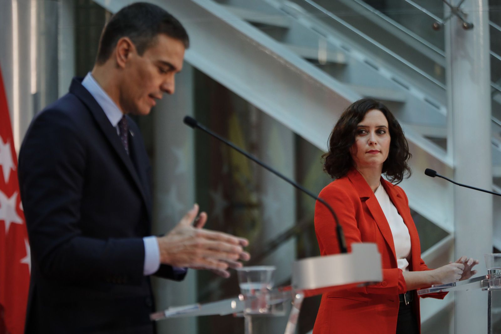 El presidente del Gobierno, Pedro Sánchez, y la presidenta de la Comunidad de Madrid, Isabel Díaz Ayuso, ofrecen una rueda de prensa tras su reunión en la sede de la Presidencia regional, en Madrid