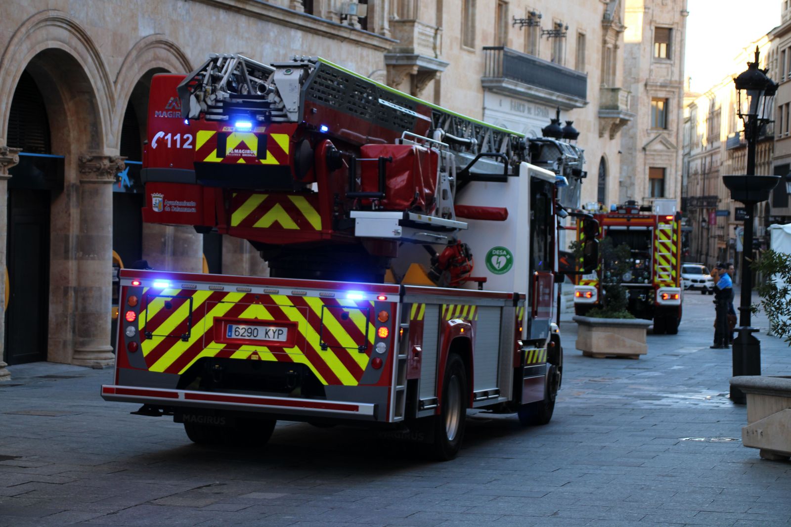 bomberos-y-policia-local-trabajan-en-el-desalojo-de-una-oficina-bancaria-de-caixabank-en-la-calle-zamora-3