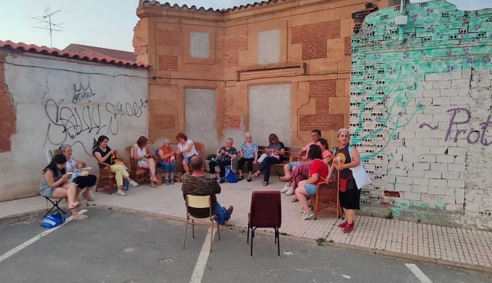 Toldo de ganchillo en la plaza de Villoruela. Foto Villoruela se Mueve